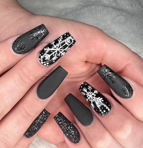 Black Sweater Nails, Nails Winter Snowflake, Black Christmas Nail Designs, Party Nails Designs, Nails Polish Designs, Black Winter Nails, Navidad Nails, Uñas Aesthetic, January Nails