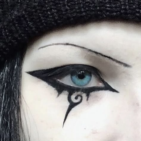 Gothic Eyeliner Looks, Swirl Makeup Eye, Swirl Eye Makeup, Goth Eyeliner Ideas, Alt Eyeliner Looks, Goth Eyeliner Hooded Eyes, Cool Graphic Eyeliner, Large Eyeliner, Eyeliner Face Art