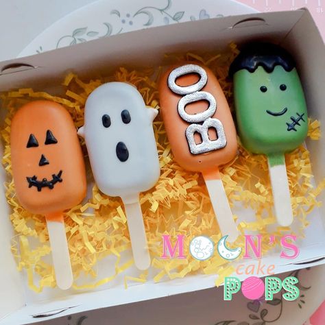 Halloween Cakesicles, Cake Feta, Popsicles Cake, Halloween Torte, Postres Halloween, Cake Pop Designs, Halloween Breakfast, Halloween Cake Pops, Cake Pop Decorating