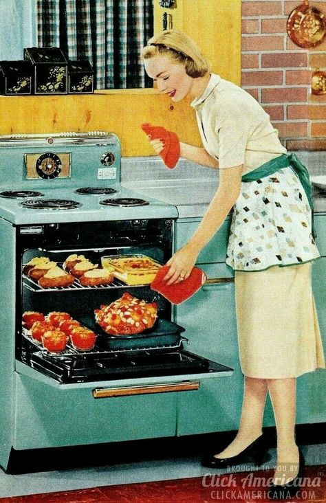 Happy housewife and her turquoise oven. 50s Housewife, 1950s Housewife, Kitchen Retro, Vintage Housewife, Happy Housewife, Retro Housewife, Casa Vintage, Ready Meal, Trendy Kitchen