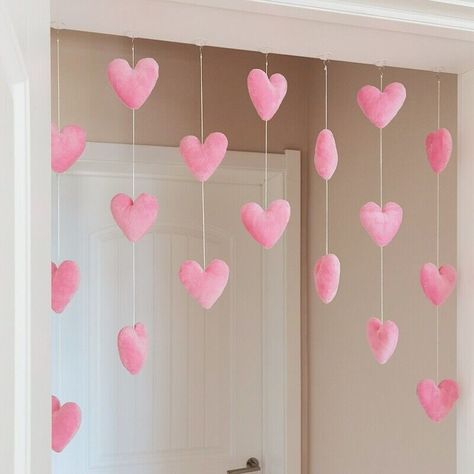 X Bad Room Ideas, Hanging Curtain, Cute Diy Room Decor, Fun Ornaments, Classic Home Decor, Paper Crafts Origami, Hanging Hearts, Heart Wall, Room Doors