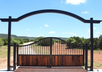 Custom Driveway Gates, Country Gate Entrance Ideas, Farm Gates Entrance, Ranch Entrance Ideas, Ranch Entrance, Cedar Gate, Property Gates, Farm Gates, Contemporary Gates