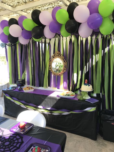 Disney Villain Balloon Arch, Descendants Decorations Diy, Evil Queen Birthday Party Ideas, Villians Party Ideas, Descendants Balloon Garland, Disney Villain Themed Party, Maleficent Birthday Party Ideas, Disney Villian Birthday Party, Malificent Bday Party