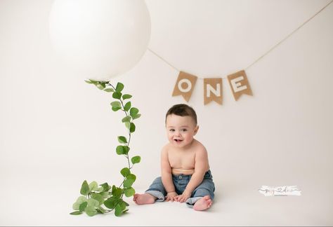 Simple Studio Cake Smash, Minimal First Birthday Photoshoot, Simple Cake Smash Photoshoot, Minimalist Cake Smash, White Simple Cake, Simple First Birthday Photoshoot, Simple Cake Smash, Diy Smash Cake, 1st Birthday Boy Themes