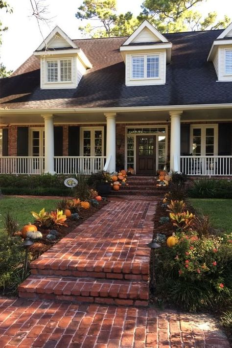 Pumpkins Front Yard, Simple Fall Landscape, Front Yard Landscaping Around Porch, Modern Fall House Exterior, Front Yard Autumn Decor, Autumn Landscaping Front Yard, Landscaping Against Brick House, Fall Exterior House, Front Yard Landscaping Fall