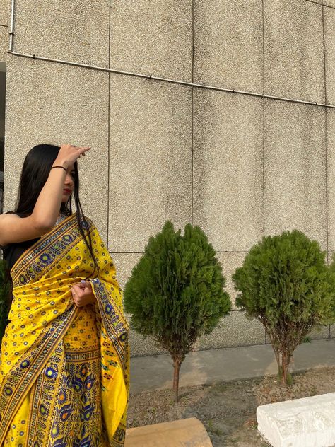 Yellow Mekhela Chador, Mekhela Chador Aesthetic, Saree Poses Photoshoot Ideas At Home, Bangladesh Girl, Saree Dp, Diwali Photoshoot, Mekhela Chador, Saree Poses, Blonde Hair Girl