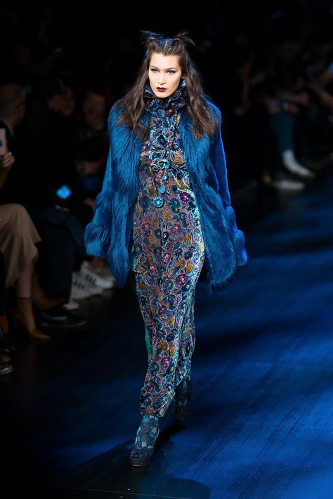 Bella Hadid Walking the Anna Sui Runway During NYFW in 2017 Bella Hadid Runway, Anna Sui Runway, Gigi And Bella, Milan Men's Fashion Week, Versace Fashion, Mens Fashion Week, Anna Sui, Victoria Secret Fashion Show, Bella Hadid