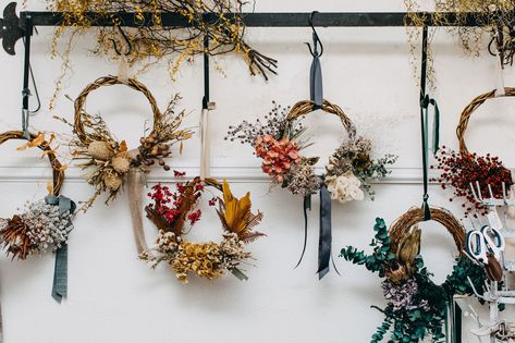 Christmas Wreath Display Ideas, Wreath Market Display, Christmas Wreath Display, Dried Flower Display Wall, Dried Flower Business Ideas, Dried Flower Workshop, Dried Flowers Christmas Decor, Flower Shop Christmas Display, Dried Flower Christmas Ornaments