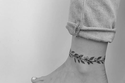 Wrap Around Ankle Tattoos, Utah Nature, Cute Foot Tattoos, Ankle Bracelet Tattoo, Ankle Tattoo Designs, Flower Tattoo Drawings, Ankle Tattoos For Women, Armband Tattoos, Anklet Tattoos