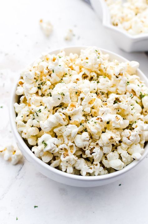 Garlic Parmesan Popcorn Garlic Parmesan Popcorn, Parmesan Popcorn, Popcorn Seasoning Recipes, Homemade Microwave Popcorn, Popcorn Balls Recipe, Popcorn Recipes Easy, Savory Popcorn, Popcorn Recipes Caramel, Snack Mixes