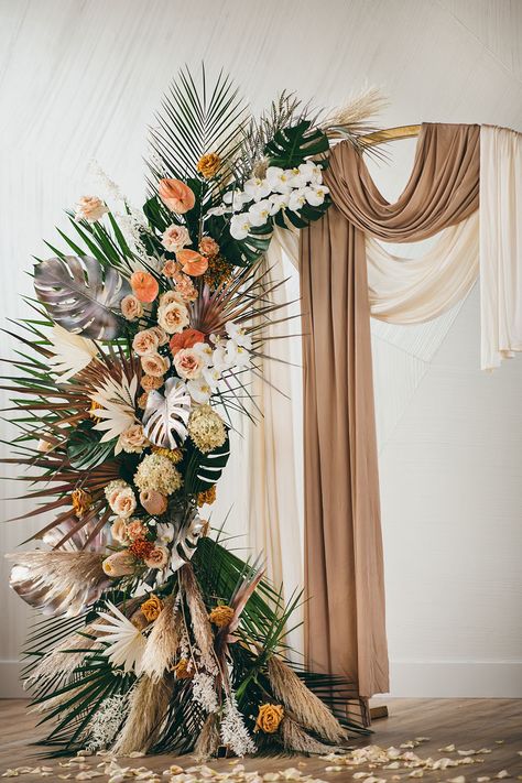 Boho Backdrop Ideas Diy, Tropical Stage Decor, Bohemian Elopement, Tropical Bohemian, Bohemian Style Decor, Decoration Evenementielle, Modern Flower Arrangements, Home Decor Crafts, Wedding Stage Decorations