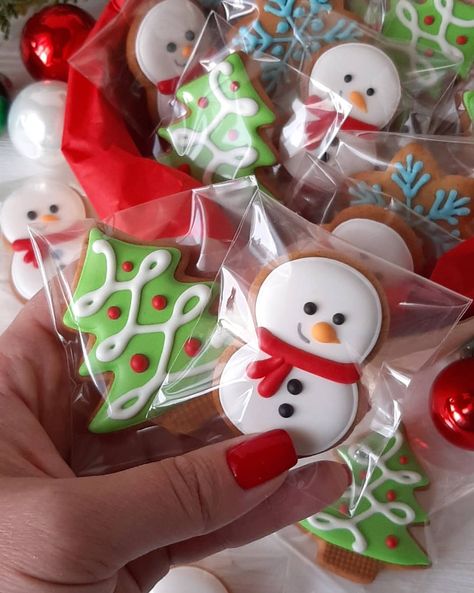 Christmas Treats To Sell, Royal Icing Cookies Recipe, Christmas Sugar Cookies Decorated, Frosted Cookies, Dinner Vegan, Cookies Decoradas, Cute Christmas Cookies, Desserts Christmas, Xmas Treats