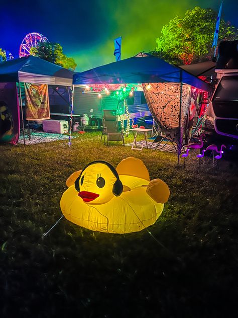 Bonnaroo Music and Art Festival Music Festival Campsite, Rave Camping Setup, Festival Campsite Decorating, Camping Festival Aesthetic, Festival Camping Aesthetic, Camping Festival Campsite, Cute Campsite Setup, Rave Camping, Bonnaroo Camping