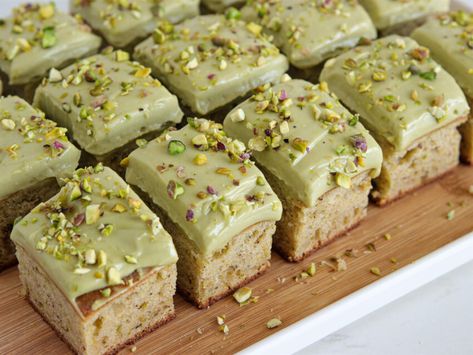 Pistachio Cake Recipe - The Cooking Foodie Pistachio Tiramisu Recipe, Dessert Recipes Cake, Recipes Easy Dessert, Pistachio Buttercream, Desserts Bars, The Cooking Foodie, Pistachio Cake Recipe, The Best Cakes, Pistachio Butter