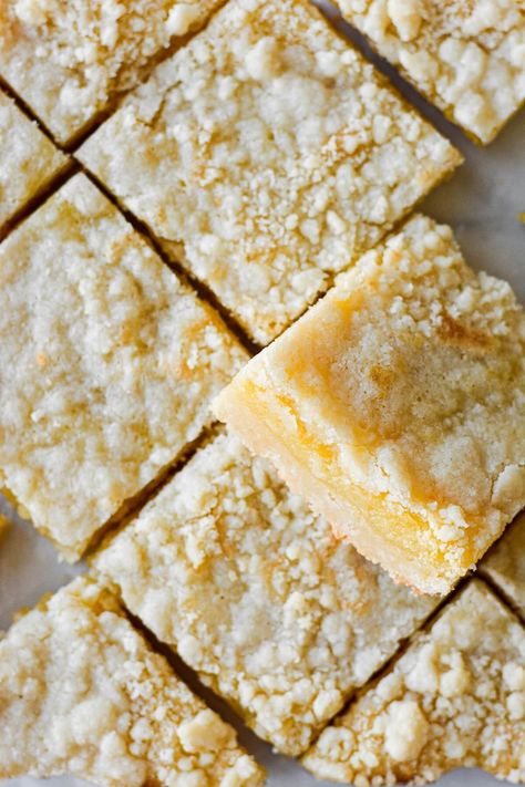 Lemon Crumble Bars Recipe, Lemon Streusel Bars, Shortbread Crumble Topping, Lemon Dream Bars, Deserts With Lemon, Best Southern Desserts, Easy Desserts Lemon, Lavender Lemon Cake, Lemon Shortbread Bars