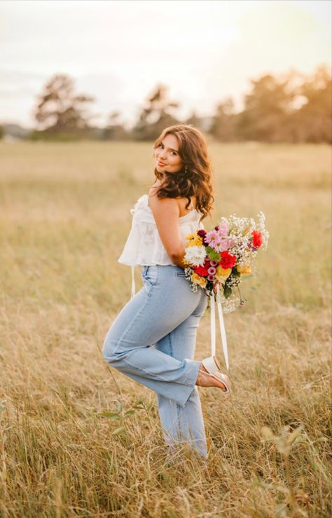 Headshot Picture Ideas, Diy Senior Pictures Ideas, March Senior Pictures, Spring Outfits Senior Pictures, Spring Senior Portraits, Graduation Photoshoot With Flowers, Senior Picture Ideas Summer Outfit, Jeans Graduation Pictures, Flower Field Photoshoot Senior Pics