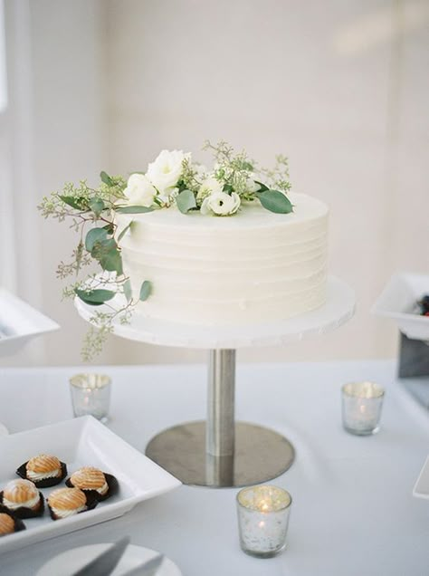 Kek Kahwin, One Tier Cake, Cakes Simple, White Inspiration, Small Wedding Cakes, White Wedding Cakes, Simple Wedding Cake, White Wedding Cake, Elegant Wedding Cakes