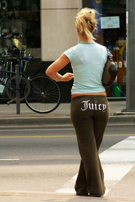 The word juicy should not be placed anywhere on your body and definitely not on your butt 2000s Juicy Couture, Juicy Couture Clothes, 2005 Fashion, Juicy Couture Tracksuit, 2000s Outfit, 2000s Fashion Trends, 2000s Clothes, Juicy Couture Pants, Early 2000s Fashion