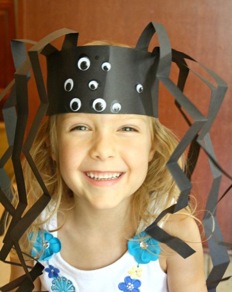 Spider Headband Craft...fun craft for Halloween and it gives something for the children to take home, even show their brothers and sisters how to make. One bad side of this activity would be that it is easily destructed and could cause some children to become disapointed when their legs or eyes wont stay glued or fall off in their bag throughout the day. Spider Headband Craft, Halloweenpyssel Barn, Letter S Activities, Spider Headband, The Itsy Bitsy Spider, Veselý Halloween, Halloween Girlande, S Activities, Spider Theme