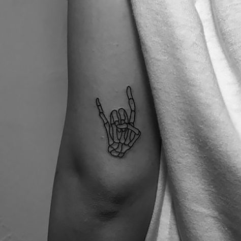 Small Tattoo Ideas To Obsess Over Sign Language Tattoo, Pilot Tattoo, Hipster Tattoo, Tattoo Placements, Tattoo Music, Heart Music, Kunst Tattoos, Tattoo Heart, Men Tattoos