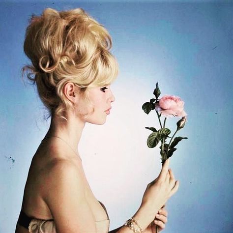 1,308 Likes, 11 Comments - Miss Brigitte Bardot (@missbrigittebardot) on Instagram: “Brigitte Bardot by Sam Levin, 1963 #brigittebardot #vintage #1960s” Old Hollywood Aesthetic, 60s Aesthetic, Hollywood Aesthetic, Bridgette Bardot, 50s Hairstyles, Hollywood Girls, 60s Women, Angels Beauty, Vintage Americana