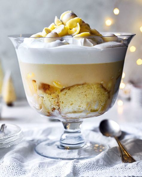 Bailey’s trifle Baileys Trifle Recipes, White Chocolate Trifle, Baileys Trifle, Dessert Recipes Christmas, Baileys Dessert, Christmas Trifle, Trifle Recipes, Baileys Recipes, Chocolate Trifle