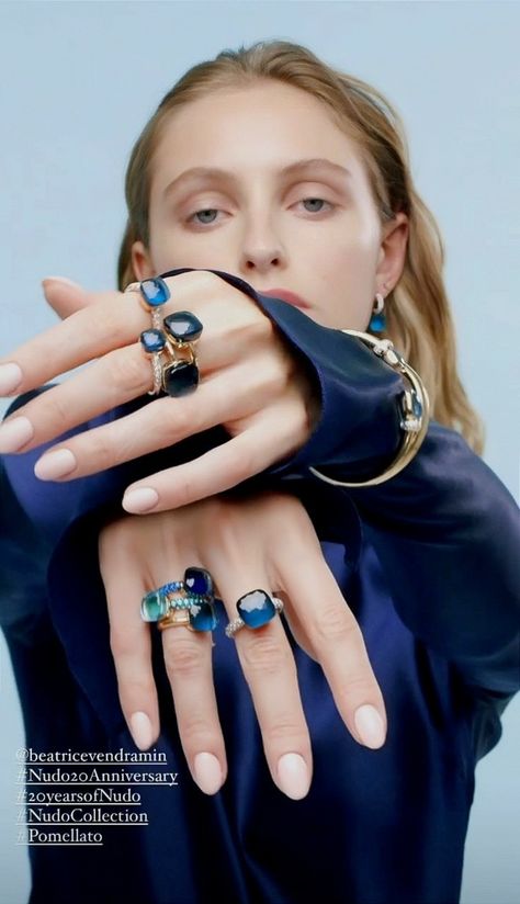 Beatrice Vendramin on Instagram stories. ( @beatricevendramin ) Jewelry Poses, Ring Photoshoot, Jewelry Website Design, Portrait Jewelry, Jewellery Photography Inspiration, Creative Jewelry Photography, Jewelry Photography Styling, Jewelry Editorial, High Fashion Jewelry