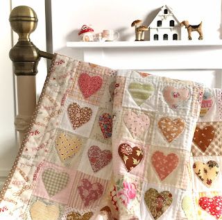 Aesthetic Quilt Patterns, Cottagecore Quilt, Shabby Chic Quilt, Valentine Bedroom Decor, Mister Maker, Easy Quilting Projects, Quilt Hearts, Valentines Bedroom, Bed Clothes