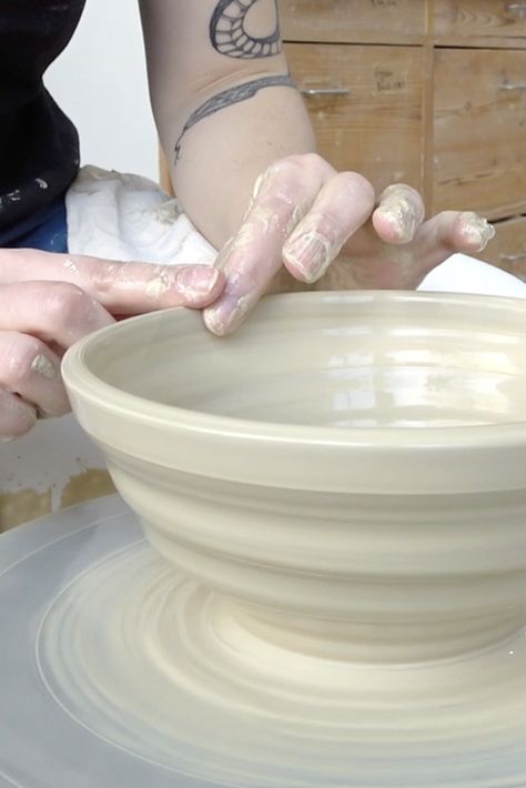 Throw Bowls, Pottery Wheel Bowl, Glazing Bowls, Thrown Bowls, Candle Making Tutorial, Pottery Tutorials, Diy Plaster, Bowl Planter, Beginner Pottery