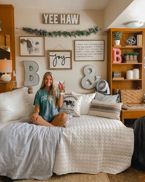 College Western Dorm Room Ideas, Rustic Dorm Room Ideas, Western College Dorm, Dorm Room Transformation, Texas Tech Dorm Room, Mizzou Dorm, Cowgirl Dorm Room, Texas Bedroom, Southwestern Aesthetic