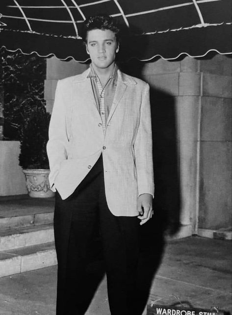 Elvis Memorabilia, King Elvis Presley, Elvis Presley Images, Young Elvis, Cool Dude, Jailhouse Rock, Elvis Presley Pictures, Elvis And Priscilla, Elvis Presley Photos