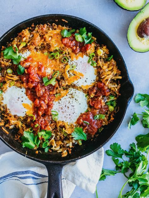 Vegetarian Breakfast Skillet, Breakfast Skillet Recipes, Egg Recipes For Dinner, Best Egg Recipes, Cheesy Eggs, Breakfast Skillet, Breakfast Hash, Vegetarian Cookbook, Vegetarian Breakfast Recipes