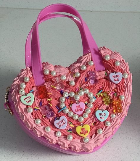 Stunning fake cake handbag, with an extendable gold strap for a crossbody bag. Decorated as a fake cake, topped with love hearts, gummy bears, pearls and fake sprinkles. Funky Purses, Fake Sprinkles, Diy Kandi Bracelets, Novelty Purses, Cake Bag, Fake Cake, Kandi Bracelets, Heart Bag, Love Hearts