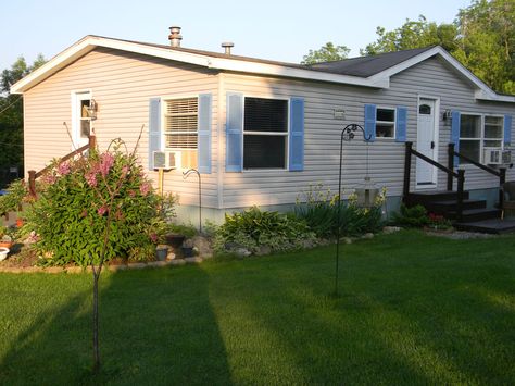 10 Great Landscaping Ideas for Mobile Homes - See more at Mobile & Manufactured Home Living - http://mobilehomeliving.org/?p=27 Double Wide Landscaping Ideas, Mobile Home Landscaping Ideas, Mobile Home Landscaping, Mobile Home Exteriors, Mobile Home Makeover, Mobile Home Living, Estate Garden, Remodeling Mobile Homes, Front Porch Ideas For Mobile Homes