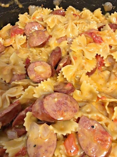 One Pot Smoked Sausage Pasta One Pot Smoked Sausage, Smoked Sausage Recipes Pasta, Smoked Sausage Pasta, Real Food Diet, Smoked Sausage Recipes, Sausage Pasta Recipes, Bow Tie Pasta, Snacks Saludables, Sausage Pasta