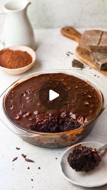 Shivesh Bhatia on Instagram: "Calling out to all the coffee lovers☕, this Mocha Milk Cake is the piece of heaven on a plate top that melts in your mouth🥰 Super easy to make this yummy delight gets ready in less than 10 minutes and is perfect for days when you need a no-fuss recipe 💁🏻‍♂️❤️ Ingredients: ✨1 cup milk ✨2 tsp vinegar ✨1 tbsp coffee ✨1 cup sugar ✨1/2 cup sunflower oil ✨1 cup all purpose flour ✨1/2 cup cocoa powder ✨1 tsp baking powder ✨1 tsp baking soda For the milk soak ✨1 cup milk ✨6 tbsp fresh cream ✨2 tbsp icing sugar ✨1 tbsp coffee ✨1 tbsp cocoa powder For the chocolate peanut ganache- ✨1 cup chocolate, chopped ✨1/2 cup fresh cream ✨1/4 cup peanuts, chopped Method- 1. In a bowl, add warm milk. To this add vinegar and coffee powder and whisk well. 3. Add sugar and Easy Eggless Dessert Recipes, No Milk Recipes, Chocolate Microwave Cake, Recipes With Cocoa Powder, One Bowl Chocolate Cake, Mocha Milk, Cocoa Powder Recipes, Microwave Dessert, Mocha Cake