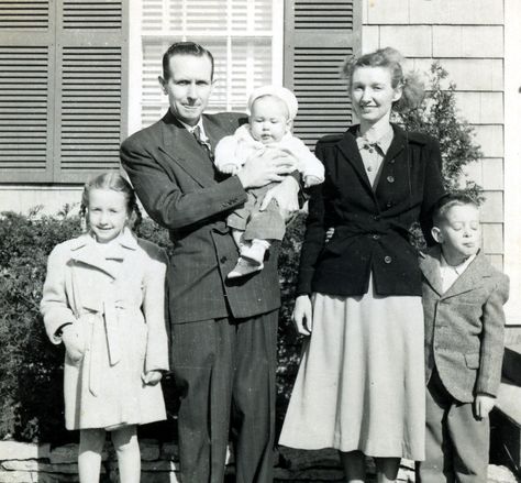 1950s  Nuclear Family in America 1950s Lifestyle, 1950s Life, 1950s Mens Fashion, Vintage Family Photos, Nuclear Family, Amedeo Modigliani, Guys And Dolls, Family Values, Vintage Life