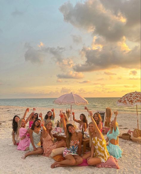 Beach Dinner, Beach Birthday Party, Preppy Beach, Beach Birthday, Birthday Inspo, Summer Goals, Summer Friends, 17th Birthday, Preppy Summer