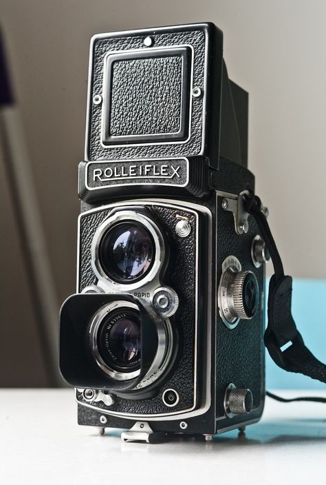 Rolleiflex Camera, Twin Lens Reflex Camera, Dslr Photography Tips, Vintage Film Camera, Antique Cameras, Travel Camera, Classic Camera, Film Photography 35mm, Old Cameras