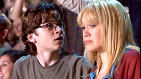 Dan Byrd as Carter Farrell & Hilary Duff as Sam Montgomery Carter Farrell A Cinderella Story, Austin Ames, Sam Montgomery, Dan Byrd, Hilary Duff Movies, Simon Helberg, Iconic Duos, Film Harry Potter, Lizzie Mcguire Movie