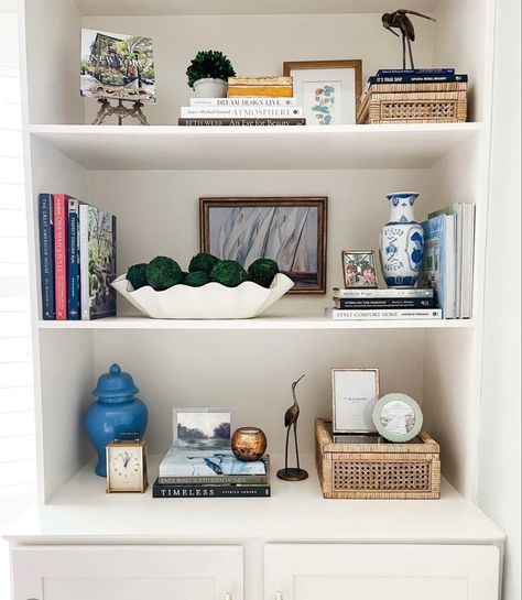 Shelf Decor Bedroom Colorful, Book Shelves Styling, Small Bookshelf Styling, Built In Shelves Decor Ideas, Large Bookshelf Styling, Bookshelf In Bedroom Ideas, Cute Shelf Decor, Bookshelves Styling, Cowgirl Room