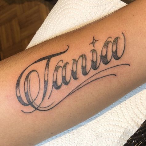 63 Me gusta, 4 comentarios - Calidad y ambiente intimo (@dosreinastattoo) en Instagram: "Tania, el nombre de la mamá de Cristian, que nos eligió para hacerse su primer tatuaje 💪 Gracias…" Letras Tattoo Nombres, Tattoo Nombres, Names Tattoos For Men, Ancient Tattoo, Name Tattoo, Name Tattoos, Dope Tattoos, Tattoo Lettering, First Tattoo