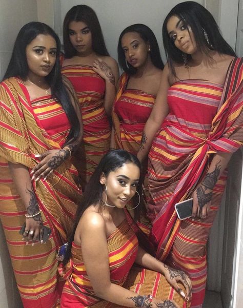 Natural Somali women in traditional dress Somali Women Traditional Dresses, Somali Culture Traditional Dresses, Somali Clothes Traditional Dresses, Somali Cultural Clothes, Somali Traditional Clothing, Somalian Women Traditional Dresses, Somali Outfits, Somali Girls Hijab, Somali Traditional Dress