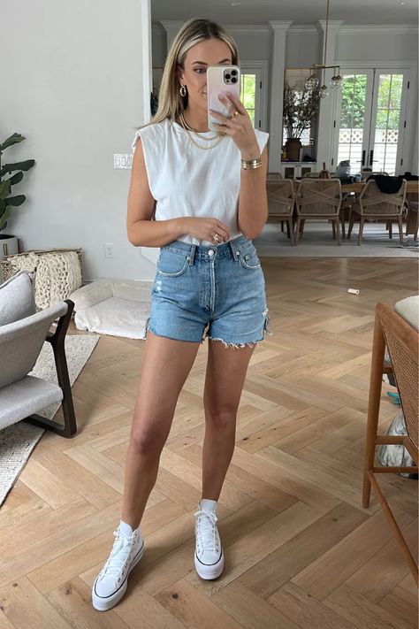 Muscle Tee Women Outfit, Travel Outfit Shorts, Muscle Tee Women, Muscle Tee Outfit, White Jean Shorts Outfit, Muscle Tee Outfits, Summer Bar Outfits, Summer Jean Shorts Outfit, Concept Wardrobe