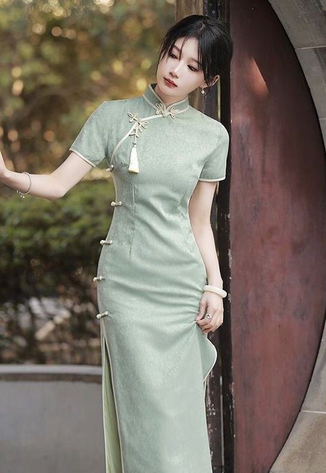 Modest Chinese Fashion, China Outfits Traditional, Chinese Style Outfit, Chinese Dress Design, Imlek Outfit, Chinese Qipao Modern, China Traditional Clothes, Chinese Dress Outfit, Chinese Outfits Traditional