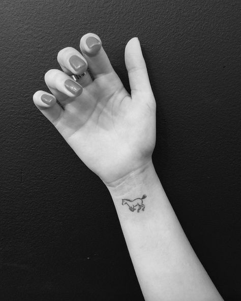 Pictures of pretty, delicate wrist tattoos - click for more! How sweet is this running horse? Horse Tribute Tattoo, Small Horse Tattoo, Symbole Tattoo, A Small Tattoo, Horse Tattoo Design, Cowgirl Tattoos, Tiny Wrist Tattoos, Cute Tiny Tattoos, Horse Tattoo