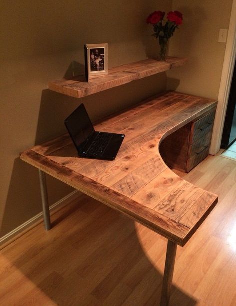 Hi folks! What do you do in this weekend? We have an idea to build your own computer desk on your home. You can either build them from scratches or just simply repurpose your old furniture. The best part, some of the items on the list also comes with plans, so you can actually follow them. Let's get started! Easy Diy Desk, Diy Corner Desk, Diy Desk Plans, Pallet Desk, Computer Desk Design, Curved Desk, Diy Computer Desk, Office Desk Designs, Desk Diy