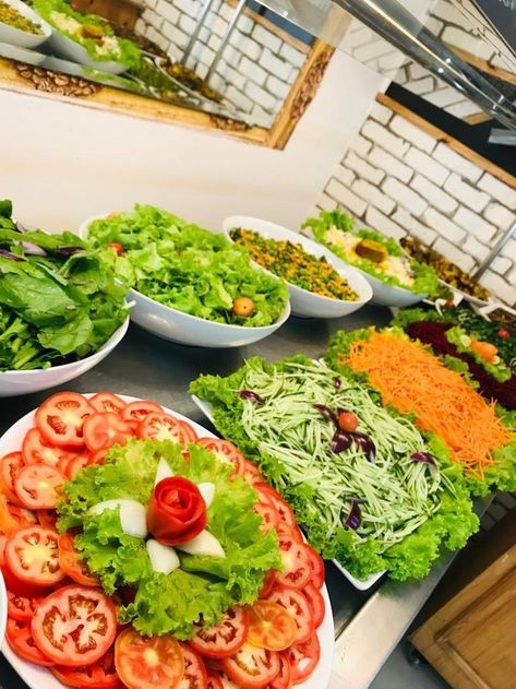 Salad Buffet Display Presentation, Salad Plating Presentation, Buffet Food Presentation, Salad Presentation, Salad Buffet, Appetizer Buffet, Decorações Com Comidas, Party Food Buffet, Catering Ideas Food