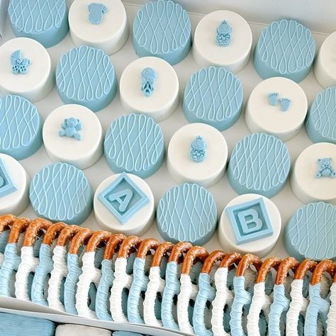 Blue And White Treat Table, Chocolate Covered Oreos Baby Shower Boy, Baby Shower Chocolate Covered Pretzels, Chocolate Covered Treats Ideas, Chocolate Covered Oreos Baby Shower, Baby Shower Strawberries, Blue Party Themes, Cake Puck, Baby Shower Snacks Boy