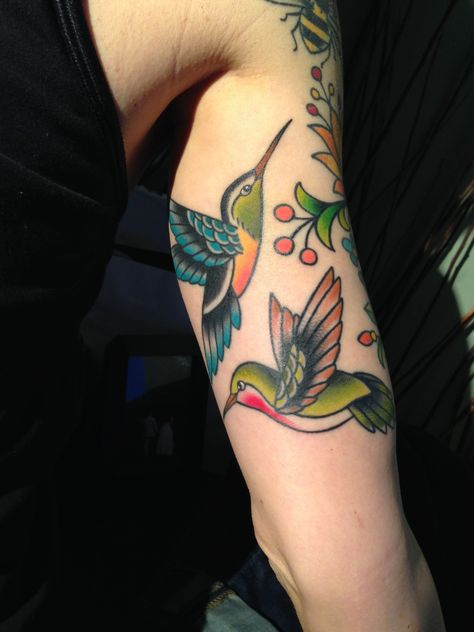 Neo Trad Hummingbird Tattoo, Vintage Hummingbird Tattoo, Hummingbird Tattoo Old School, Humming Bird Traditional Tattoos, Neotraditional Hummingbird Tattoo, Traditional Tattoos Hummingbird, Traditional Style Hummingbird Tattoo, Colored Hummingbird Tattoo, Hummingbird Leg Tattoo